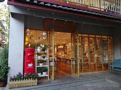 门面-猫的天空之城概念书店(束河店)