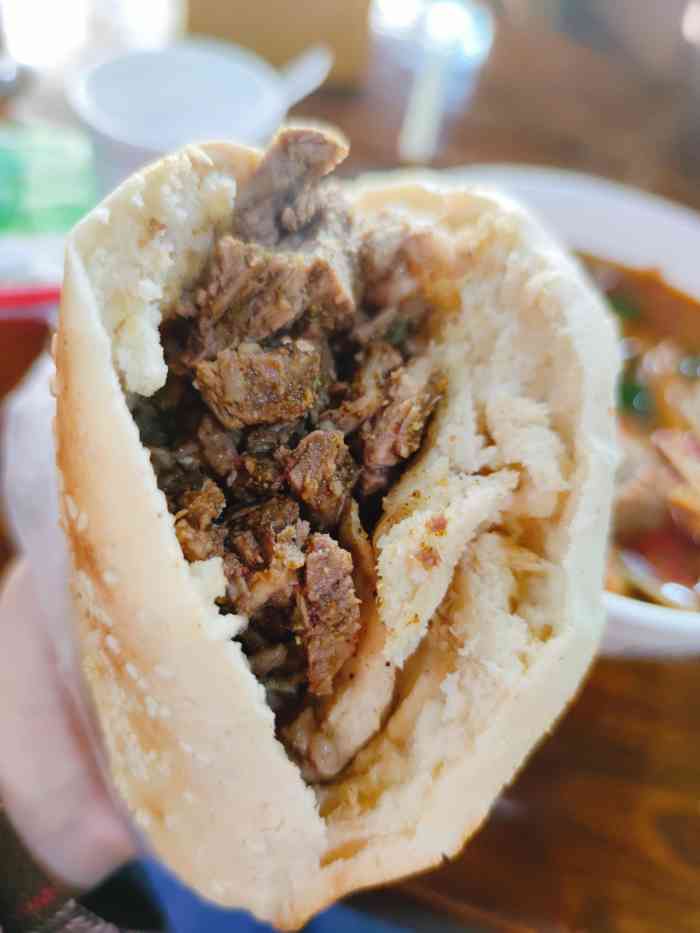 回中烧饼夹羊肉-"不错的店面,就在电视塔那里位置不错很好找.