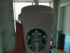 榛子味拿铁-星巴克臻选(上海虹桥新天地三店)