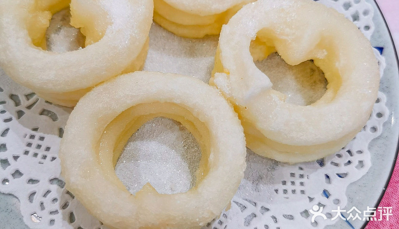 很容易脱骨吸入口中。油浸鱼的鱼肉也很鲜嫩，好吃爱吃