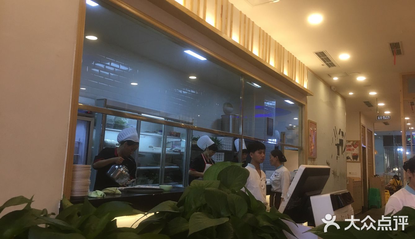 。哇噻他们家的烤鸭简直太好吃了，黄瓜的分量也很足
