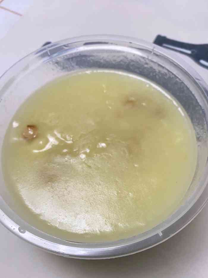 打分 绿豆沙酸的,也不知道啥情况,打包带回家的,回家吃了发现绿豆沙是