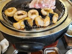 -围炉肉舍•炭烤活鳗•丹东海鲜烤肉(步行街店)