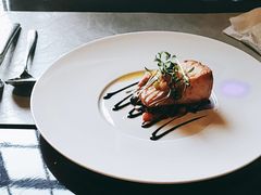 香煎三文鱼柳配鹰嘴豆洋葱酸豆莎莎-YUE·6·西式融合餐厅(外滩六号店)
