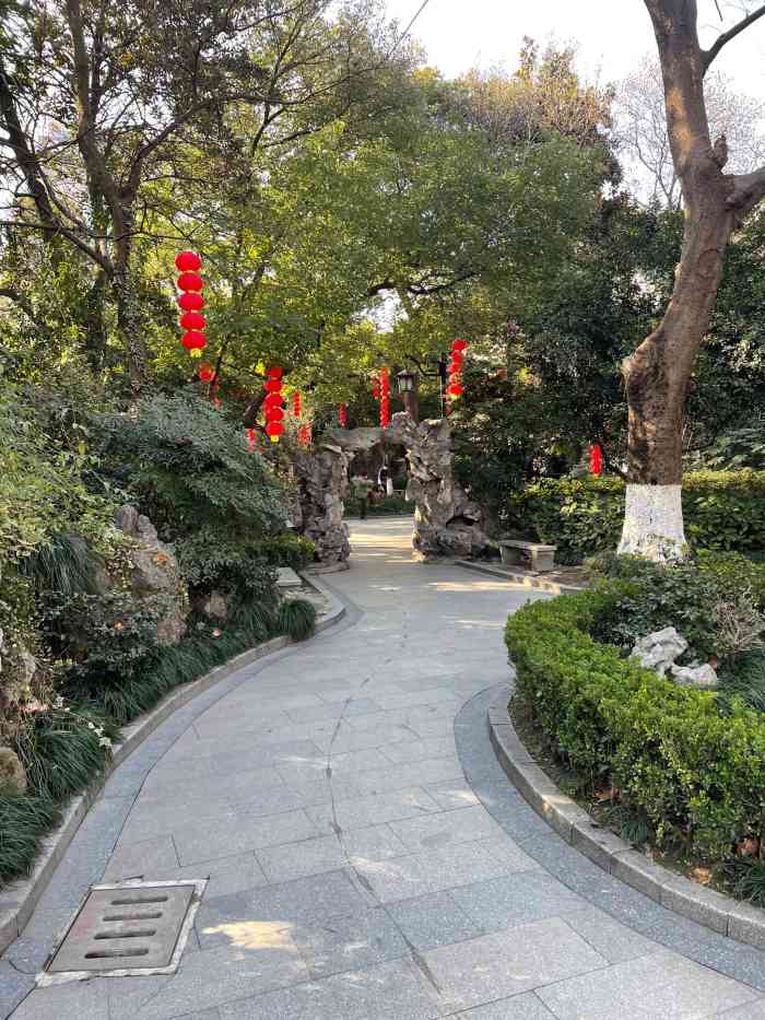 小营巷公园-"因为阴郁的天空忽然出现了阳光,因为正好行.