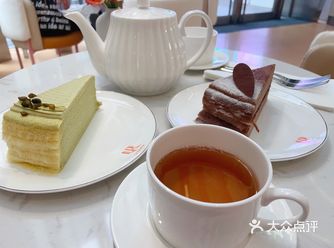 店内装修很漂亮，看得出是家新开不久的店，干净整洁亮堂