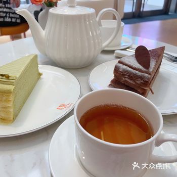 店内装修很漂亮，看得出是家新开不久的店，干净整洁亮堂