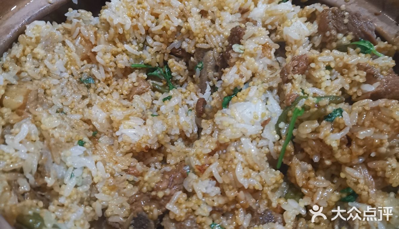 这次来，发现有送餐机器人来送餐。孩子围着机器人到处走