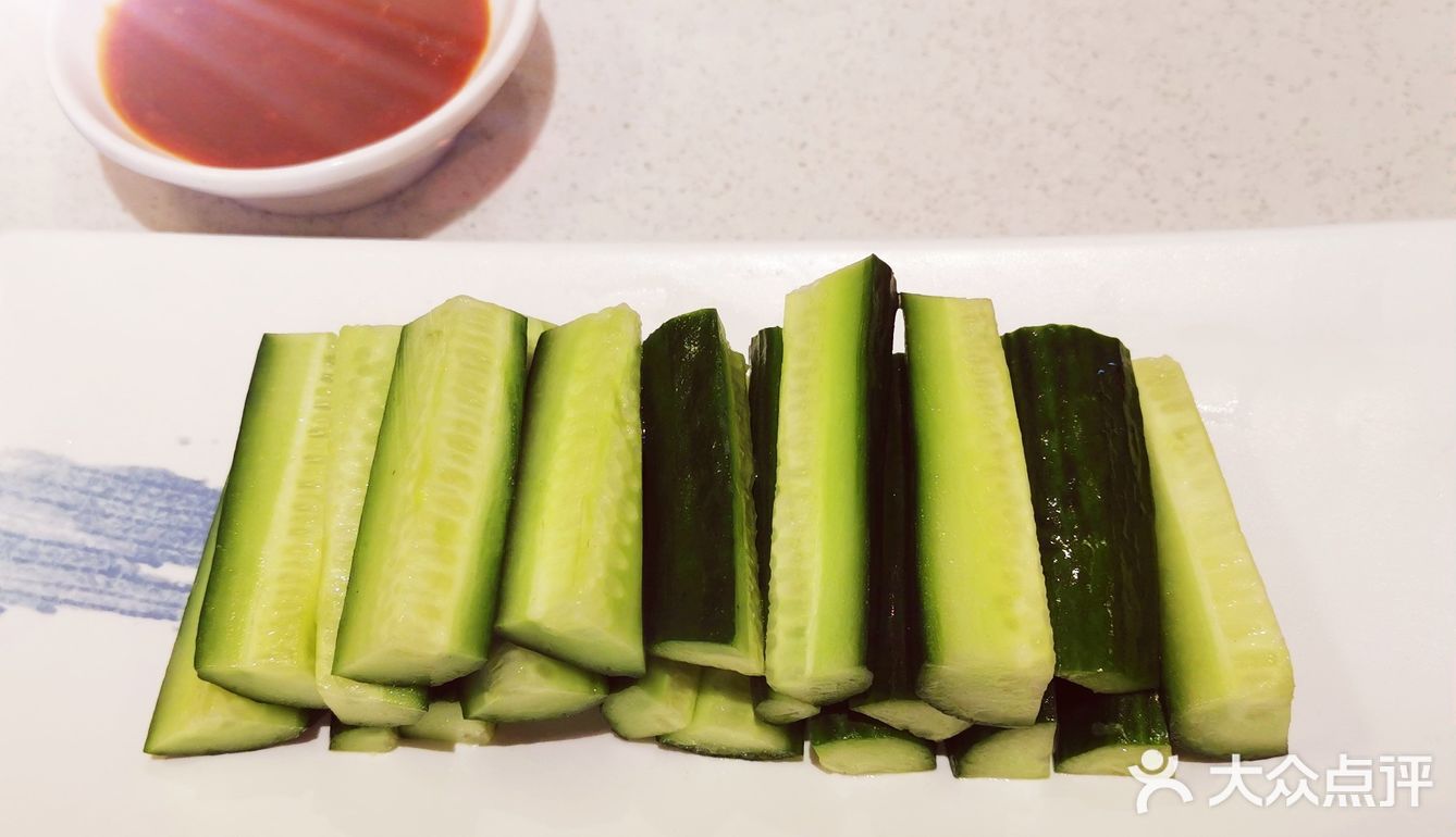 边吃边聊,喝一口菌汤鲜美无比,口感润滑