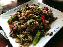 芹菜小米辣炒牛肉-龙姐私房菜(和顺古镇店)
