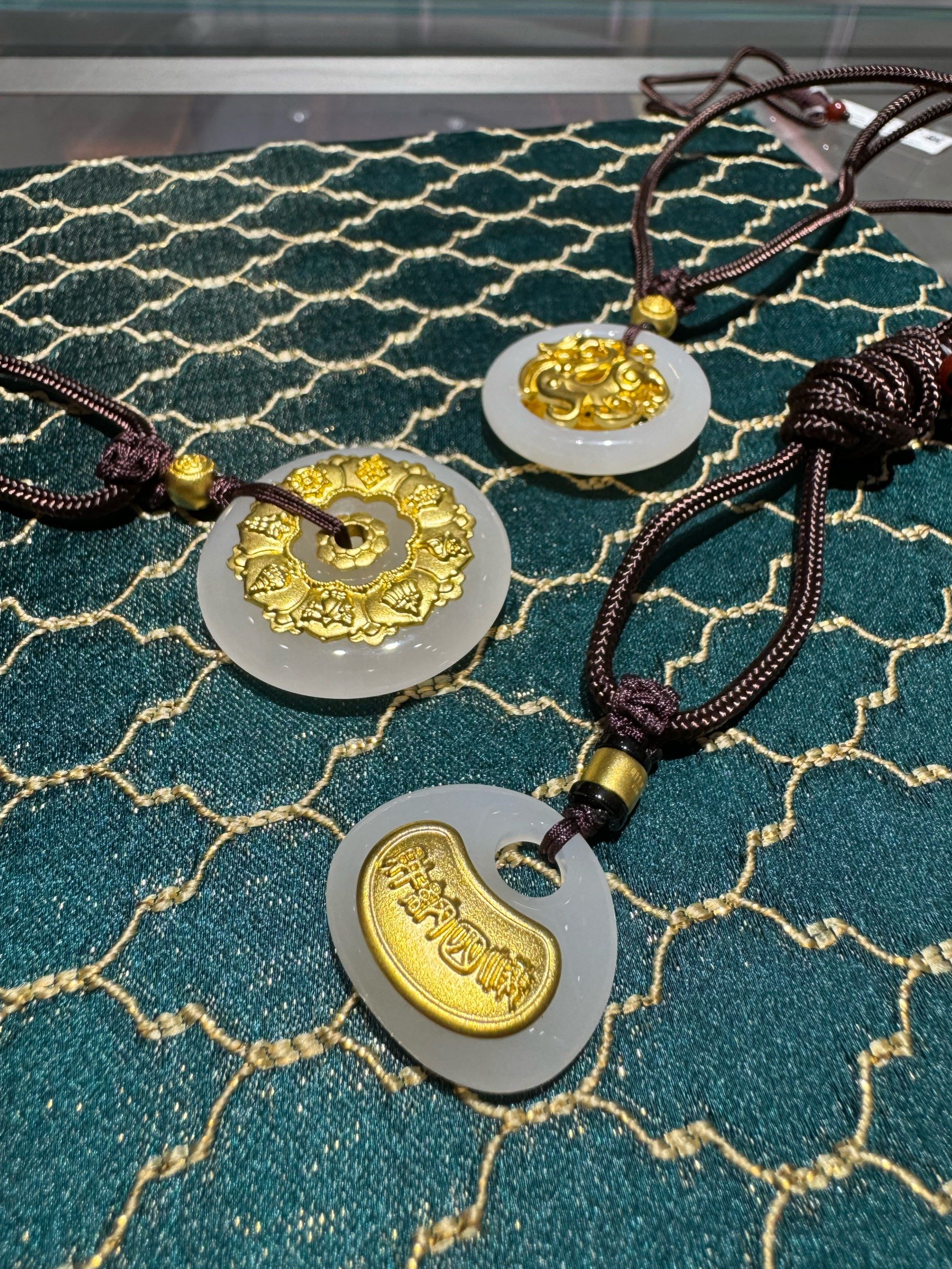 金镶和田玉
