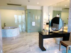 -上海滴水湖皇冠假日酒店