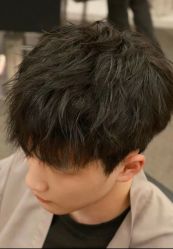 -一家只做男发烫染的店