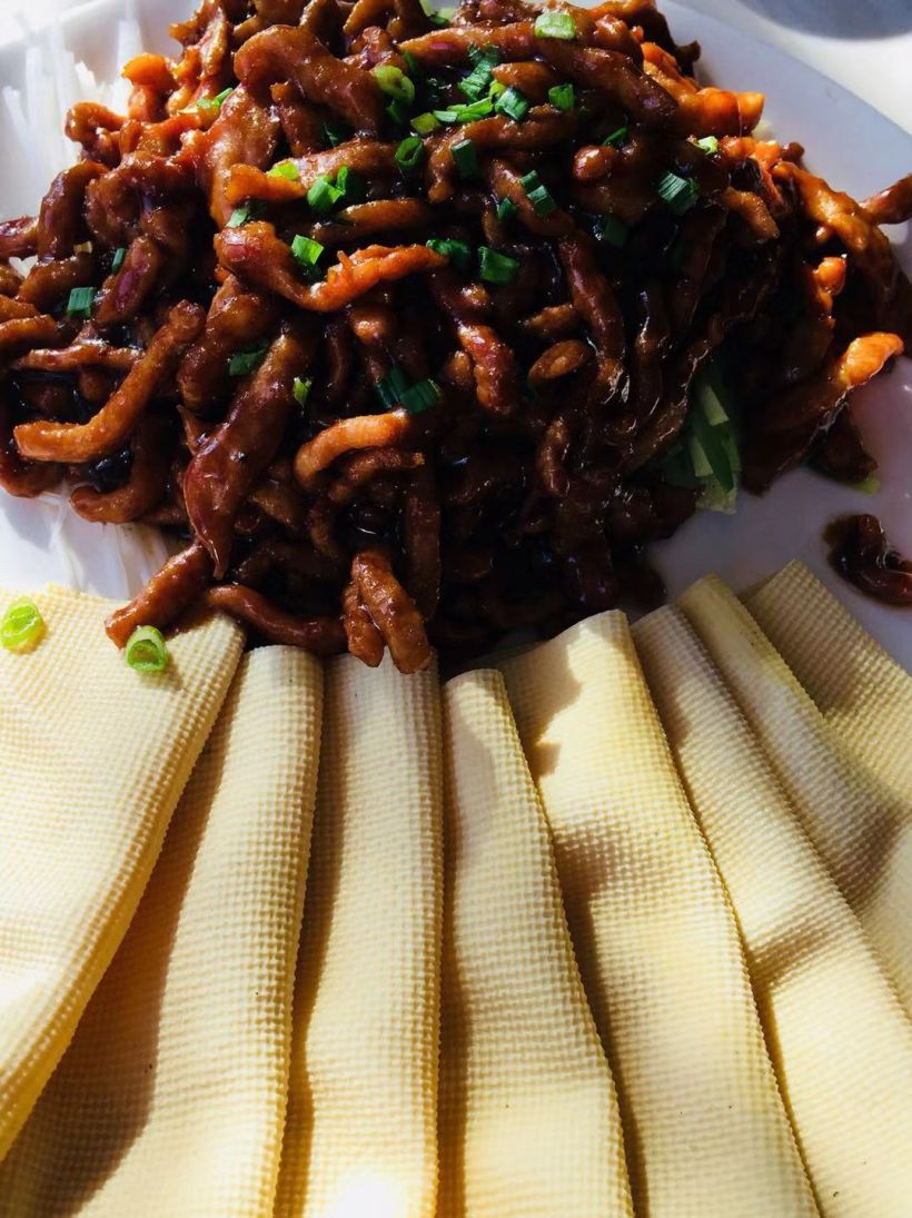 京酱肉丝~酱香浓郁,肉丝嫩,微甜,底下有黄瓜丝,葱丝,卷在豆腐皮里,香
