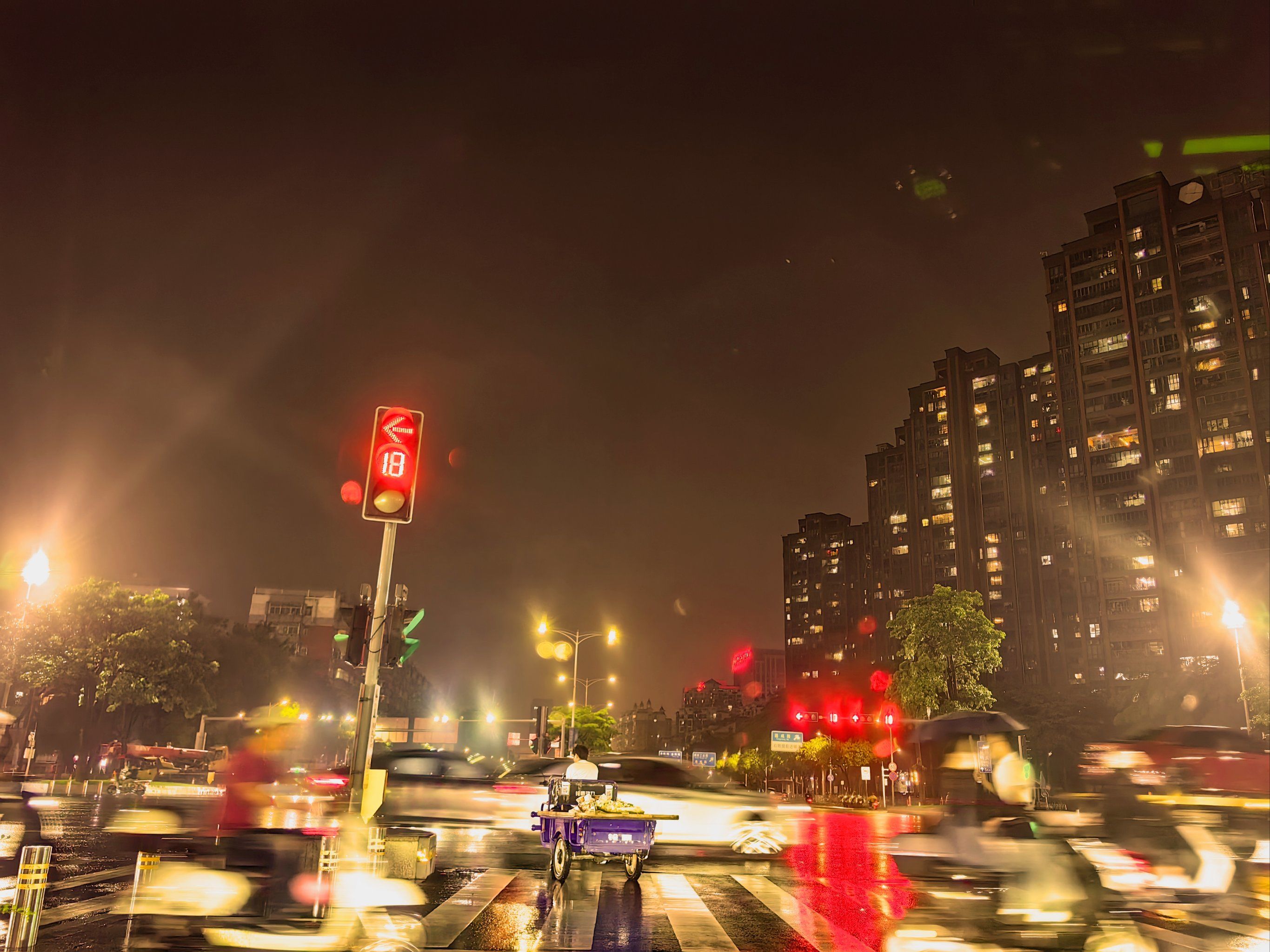 人生遇到红绿灯 要是也能看到倒数那该多好