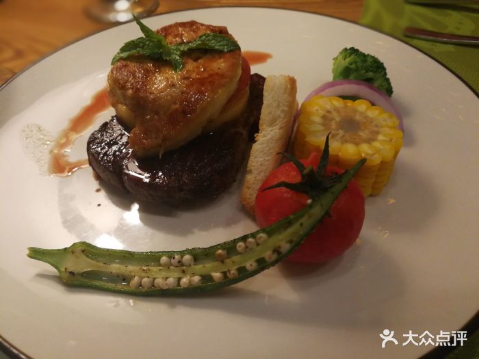 火山岩碳烤菲力牛排配鹅肝