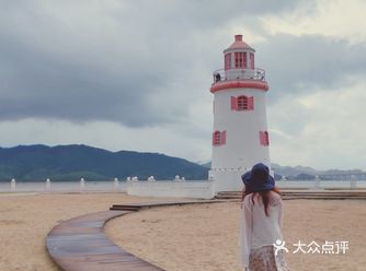 穿过融创海湾半岛海景，就到了海边沙滩