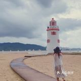 穿过融创海湾半岛海景，就到了海边沙滩