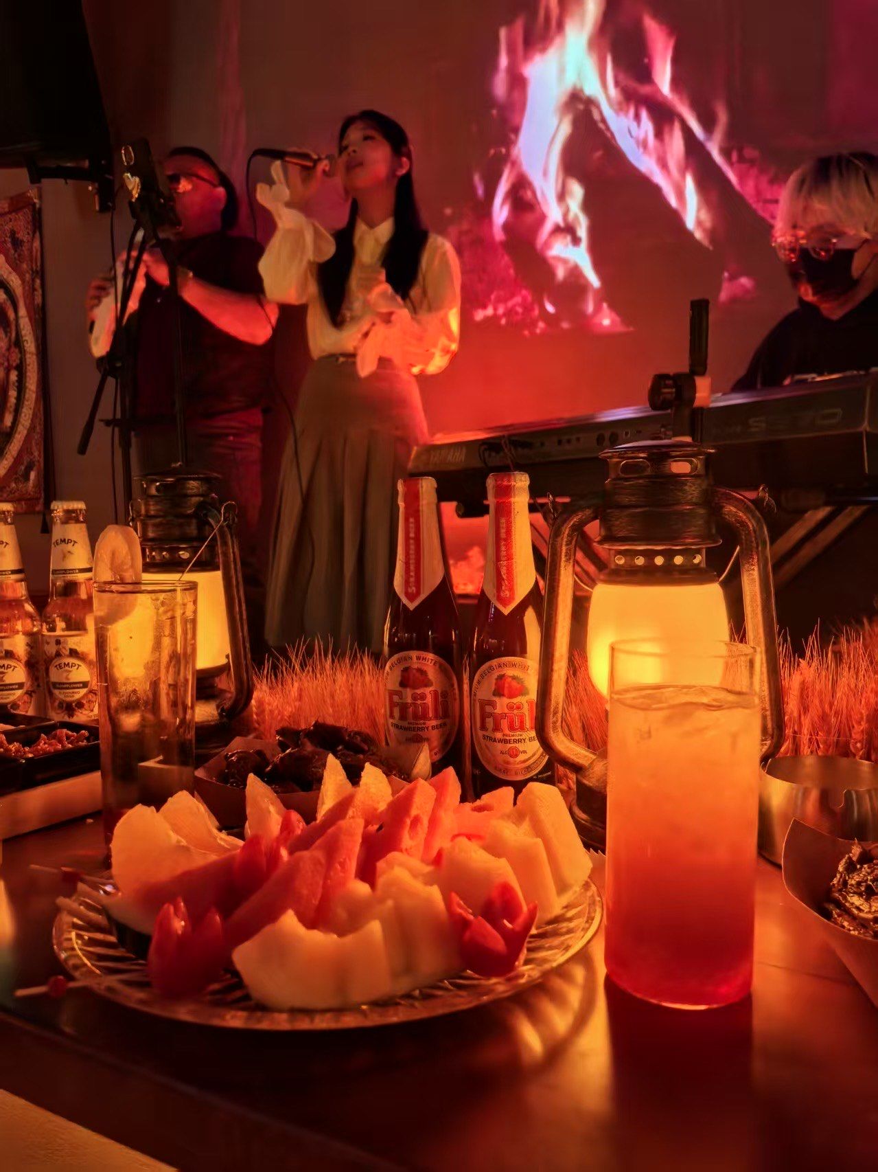 自己能唱歌的酒吧也太爽啦!