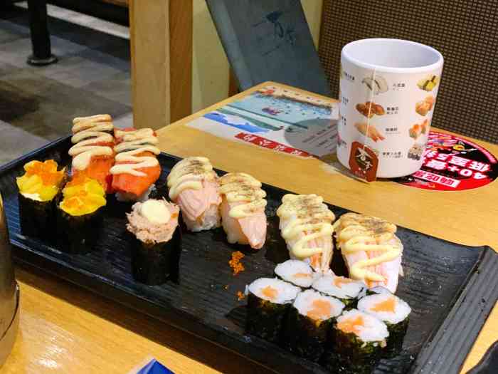 万岁回转寿司(康美料理港惠店)-"[薄荷]环境:位于港惠四楼电影院旁边