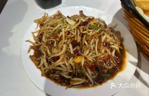 Glass Noodle Stir-fry with Mung Bean Sprouts and Shredded Pork