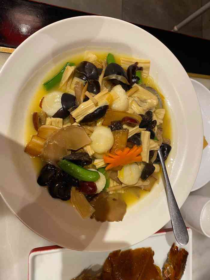 京味斋·北京牡丹烤鸭(月坛店)-"首先点菜的小伙就像没睡醒,点错一个