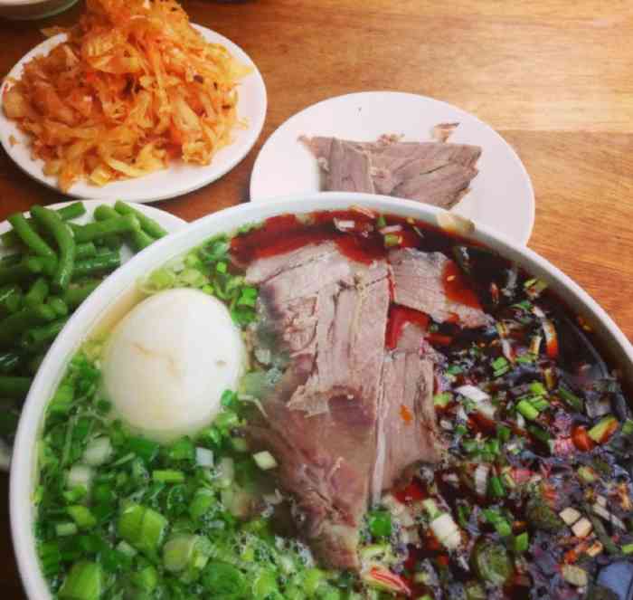 清真三丰牛肉面-"这里的牛肉面一般份量挺足,味道一般,店家.