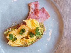 鸡蛋培根牛油果酱吐司-wagas(暖山店)