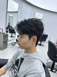 -一家只做男发烫染的店