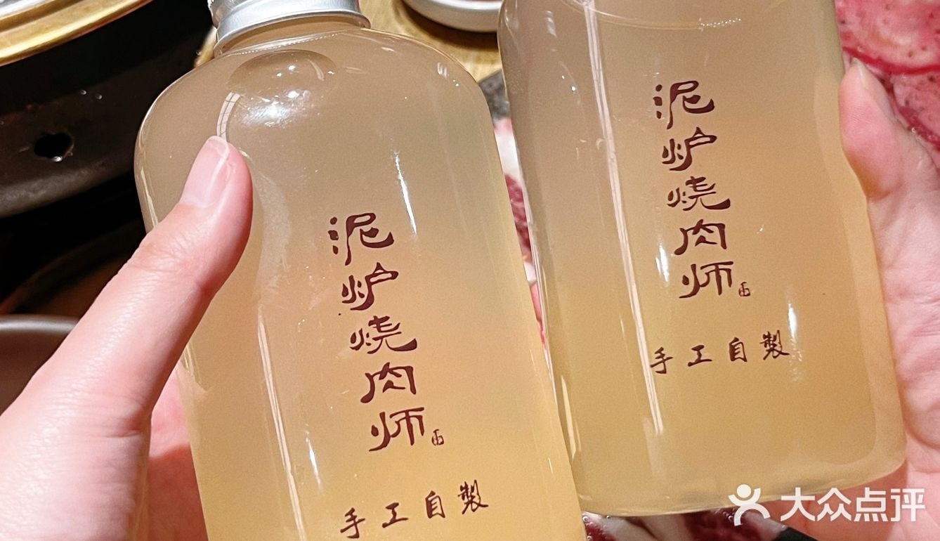 滋滋冒油的烤鳗鱼把隔壁小孩馋哭了 