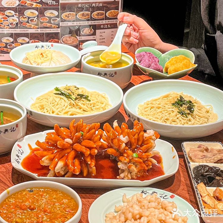 来上海旅游必吃的一碗蟹粉面🍜