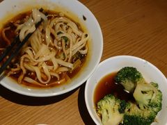 酸菜经典肉丝米粉-村外有星光小食铺(长嘉汇店)