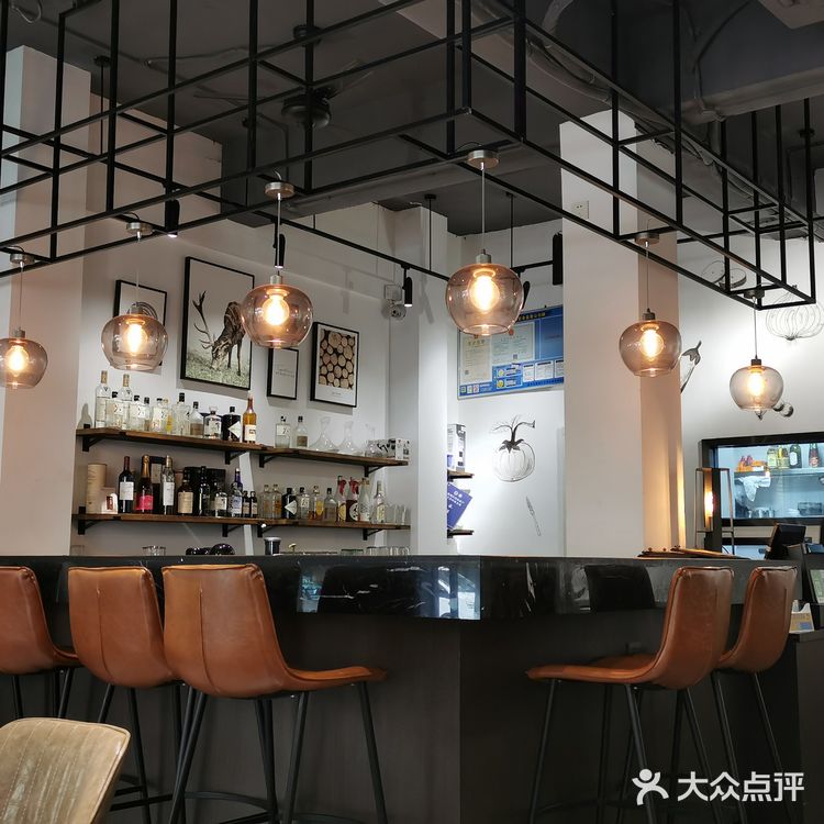 店面不大，也就摆了六七张双人位（可拼桌）