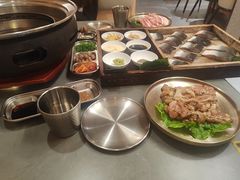 -围炉肉舍•炭烤活鳗•丹东海鲜烤肉(步行街店)