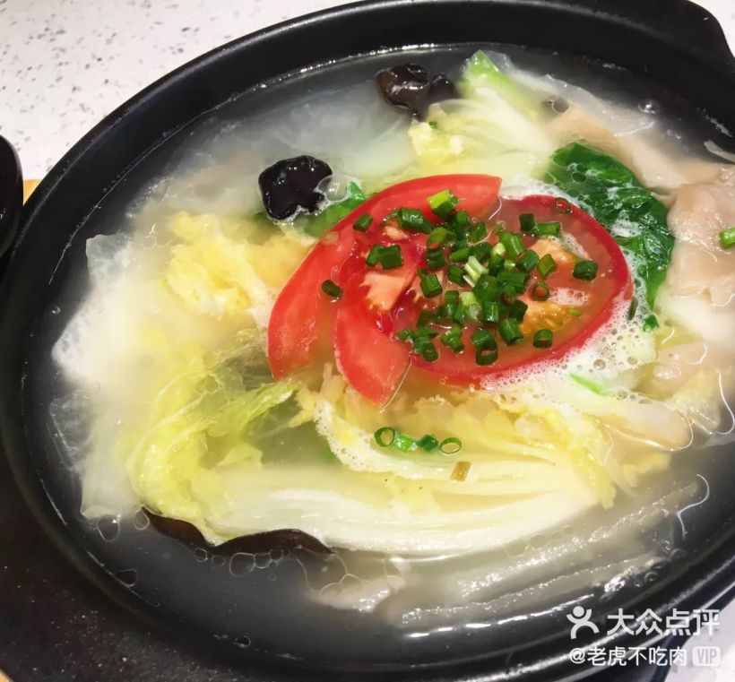 「素三鮮」娃娃菜,木耳和白蘿蔔片,點綴一點番茄.