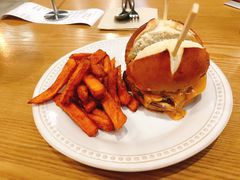 27&nbsp;牛肉汉堡-HELLO 27 意面·沙拉·帕尼尼