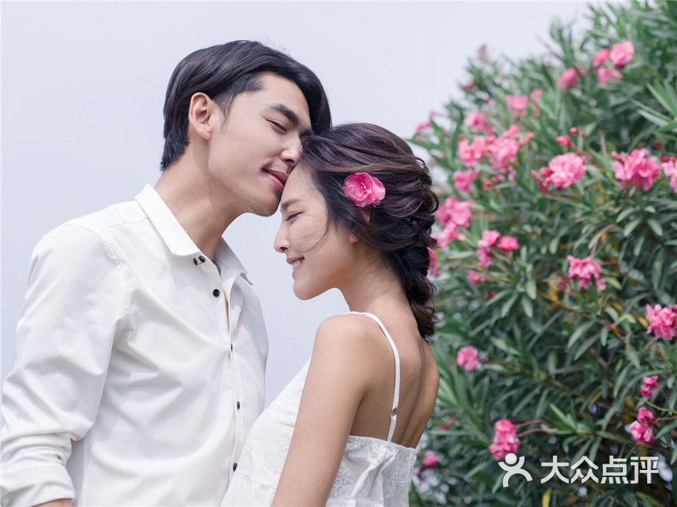 亲密爱人婚纱摄影