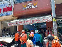 -Bánh Mì Huynh Hoa