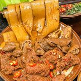 嬢嬢现场炒制锅底，纯牛油辣椒花椒，加上醪糟煮出来