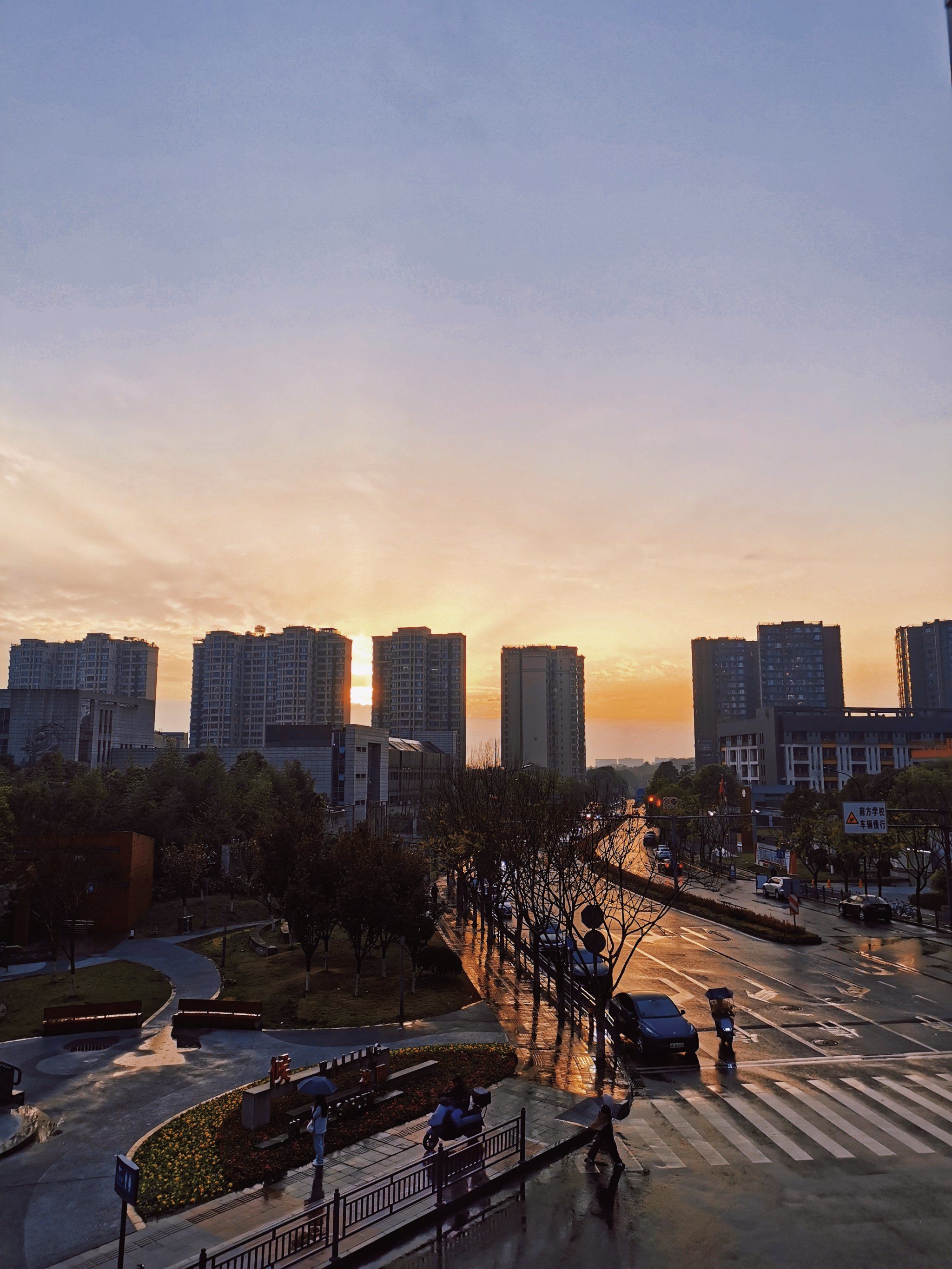 成都绝美雨后夕阳!