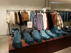 -URBAN REVIVO(高德置地广场·春广场店)