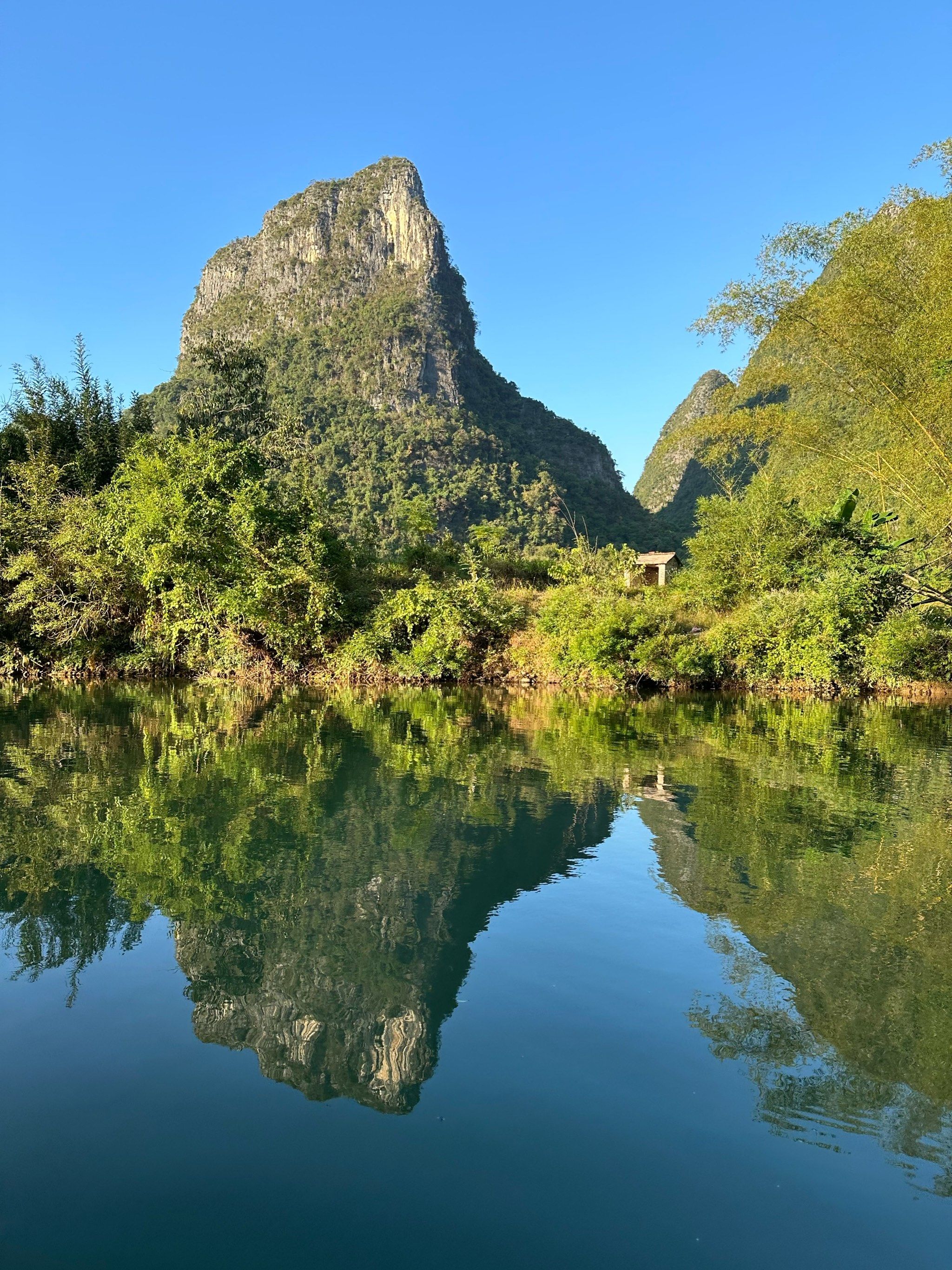 一叶扁舟,闲看山水美