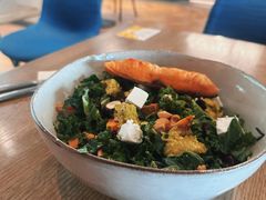 煎三文鱼牛油果色拉-Wagas沃歌斯(大学路店)