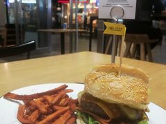 烤菠萝牛肉汉堡-HELLO 27 意面·沙拉·帕尼尼