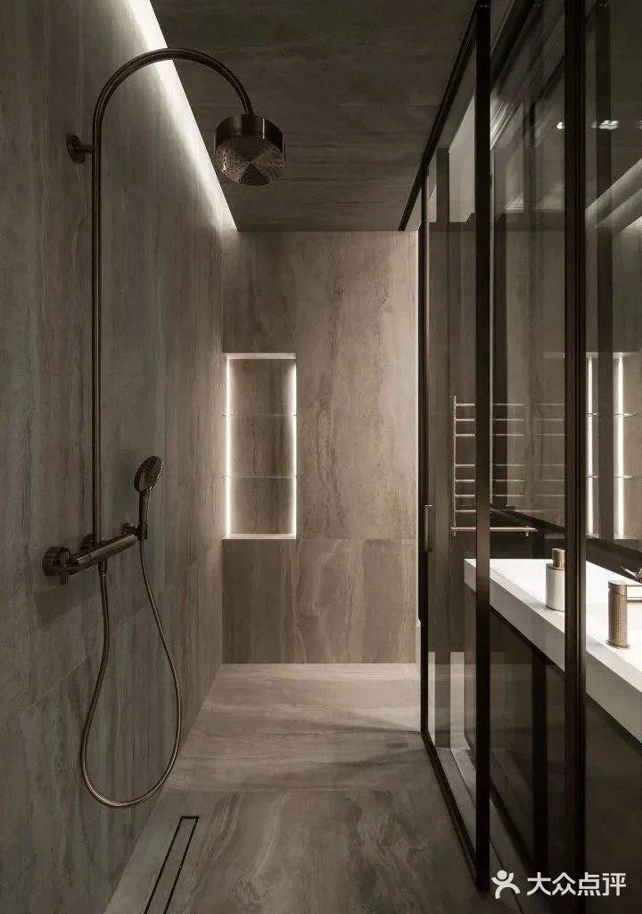 卫浴墙面地板纹路一体，干净明了；暖光增添温柔高级气氛