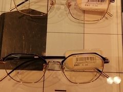 -LOOK眼镜·蔡司依视路配镜(宝山万达店)