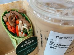 慢炖牛肉鲜蔬握不住大卷-星巴克(北京南站第三店)