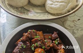 Braised Pork with Steamed Buns