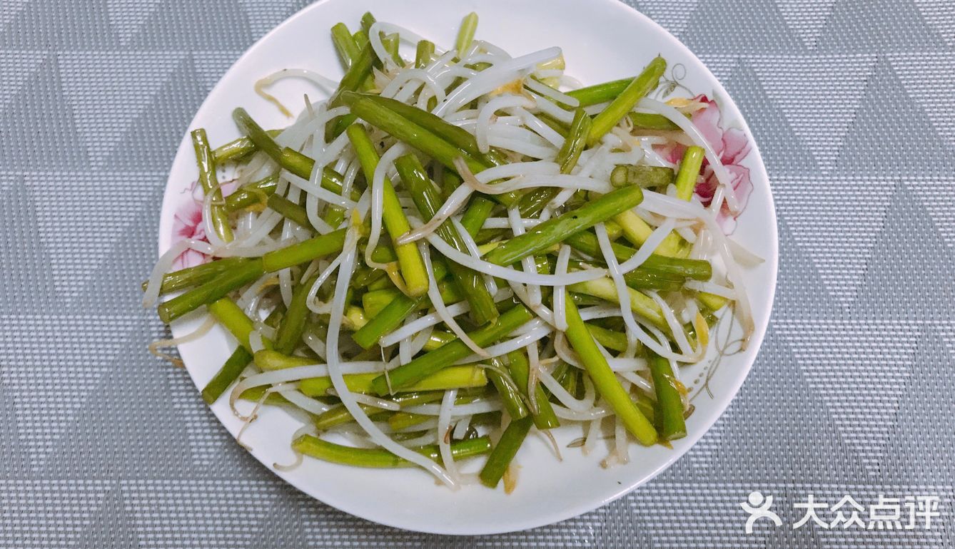 超简单快手又润肠通便的绿豆芽炒蒜苗