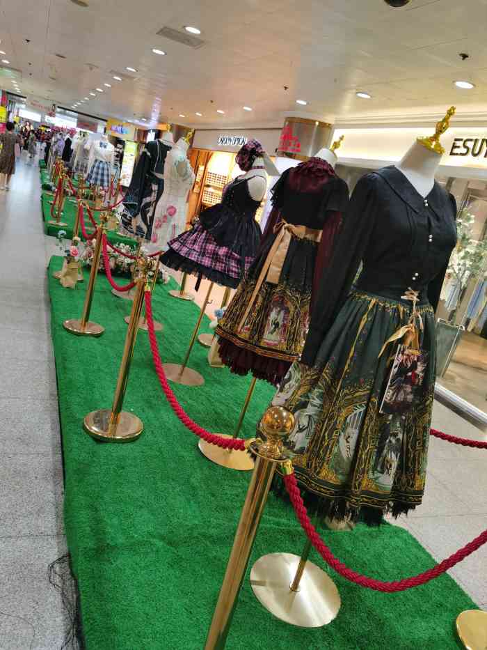 迪美购物中心-"因为地处人民广场的关系,迪美卖的货品都是.